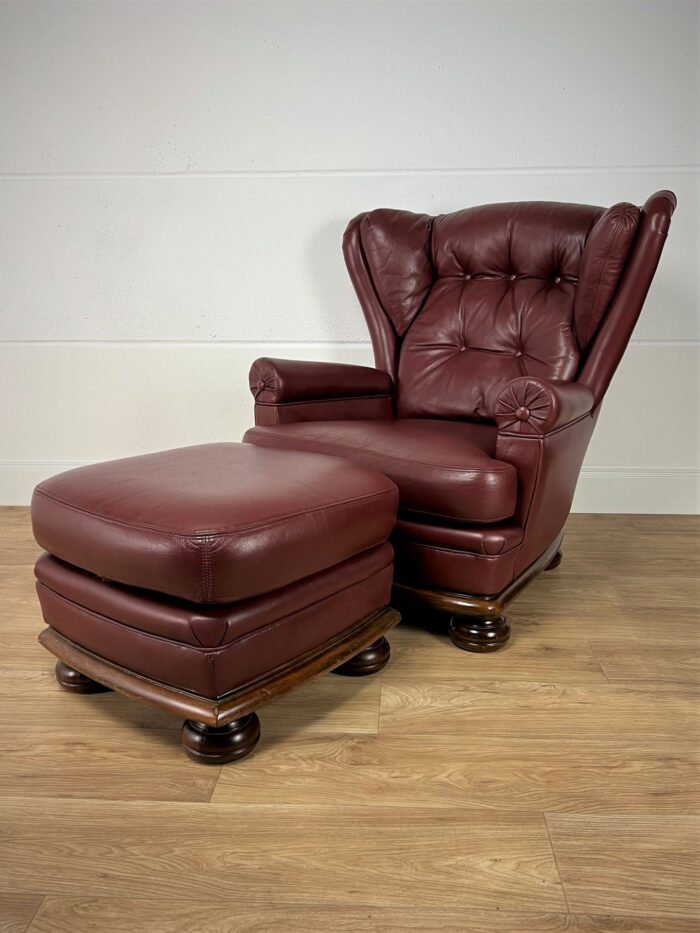 Ledersessel Vintage Französisch Jean Roche Ohrensessel mit Hocker