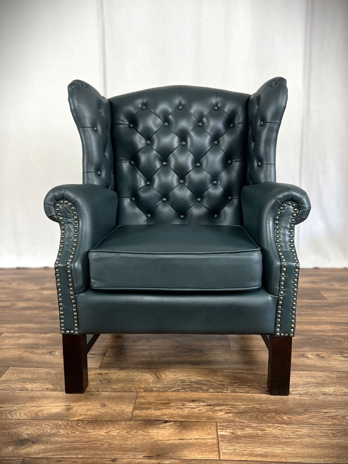 Vintage Möbel, Couch, Kommode, Hocker, Sessel, Sofa, Chesterfield, Chippendale, DeSede Sitzmöbel, Interior, Antik, Barock, Garnitur, Leder, Englische Möbel, Kolonialstil, Vintage, Design, Clubsessel, Wandbild, Portrait, Sekretär, Esstisch, Tisch, Holztisch, Marmortisch, shop, dress, clothes Vintage Möbel, Couch, Kommode, Hocker, Sessel, Sofa, Chesterfield, Chippendale, DeSede Sitzmöbel, Interior, Antik, Barock, Garnitur, Leder, Englische Möbel, Kolonialstil, Vintage, Design, Clubsessel, Wandbild, Portrait, Sekretär, Esstisch, Tisch, Holztisch, Marmortisch, shop, dress, clothes