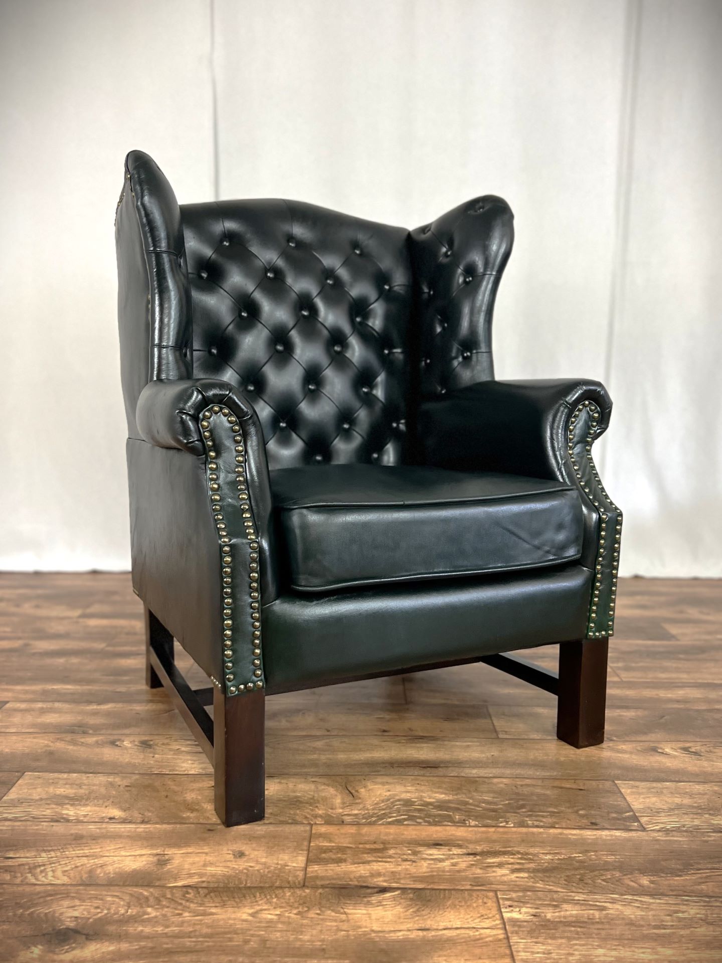 Vintage Möbel, Couch, Kommode, Hocker, Sessel, Sofa, Chesterfield, Chippendale, DeSede Sitzmöbel, Interior, Antik, Barock, Garnitur, Leder, Englische Möbel, Kolonialstil, Vintage, Design, Clubsessel, Wandbild, Portrait, Sekretär, Esstisch, Tisch, Holztisch, Marmortisch, shop, dress, clothes Vintage Möbel, Couch, Kommode, Hocker, Sessel, Sofa, Chesterfield, Chippendale, DeSede Sitzmöbel, Interior, Antik, Barock, Garnitur, Leder, Englische Möbel, Kolonialstil, Vintage, Design, Clubsessel, Wandbild, Portrait, Sekretär, Esstisch, Tisch, Holztisch, Marmortisch, shop, dress, clothes