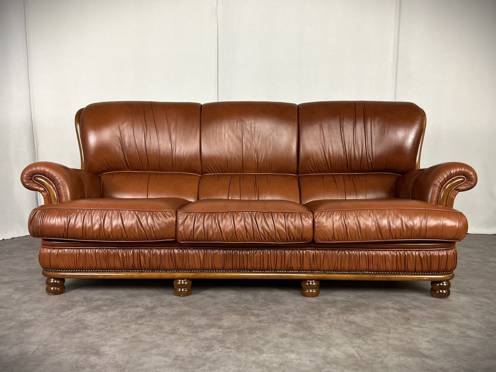 Vintage Möbel, Couch, Kommode, Hocker, Sessel, Sofa, Chesterfield, Chippendale, DeSede Sitzmöbel, Interior, Antik, Barock, Garnitur, Leder, Englische Möbel, Kolonialstil, Vintage, Design, Clubsessel, Wandbild, Portrait, Sekretär, Esstisch, Tisch, Holztisch, Marmortisch, shop, dress, clothes, online shop Vintage Möbel, Couch, Kommode, Hocker, Sessel, Sofa, Chesterfield, Chippendale, DeSede Sitzmöbel, Interior, Antik, Barock, Garnitur, Leder, Englische Möbel, Kolonialstil, Vintage, Design, Clubsessel, Wandbild, Portrait, Sekretär, Esstisch, Tisch, Holztisch, Marmortisch, shop, dress, clothes, online shop