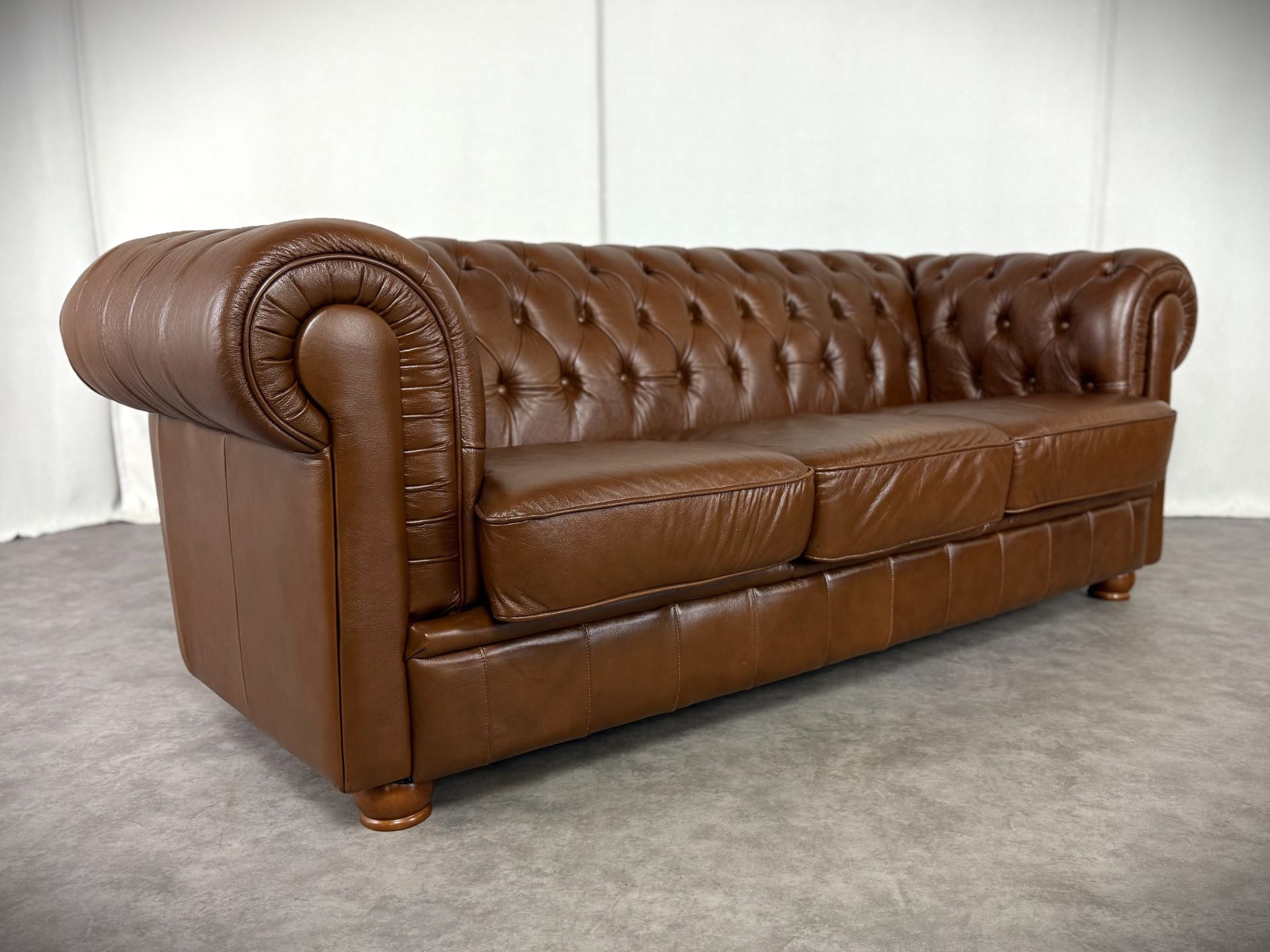 Vintage Möbel, Couch, Kommode, Hocker, Sessel, Sofa, Chesterfield, Chippendale, DeSede Sitzmöbel, Interior, Antik, Barock, Garnitur, Leder, Englische Möbel, Kolonialstil, Vintage, Design, Clubsessel, Wandbild, Portrait, Sekretär, Esstisch, Tisch, Holztisch, Marmortisch, shop, dress, clothes, online shop Vintage Möbel, Couch, Kommode, Hocker, Sessel, Sofa, Chesterfield, Chippendale, DeSede Sitzmöbel, Interior, Antik, Barock, Garnitur, Leder, Englische Möbel, Kolonialstil, Vintage, Design, Clubsessel, Wandbild, Portrait, Sekretär, Esstisch, Tisch, Holztisch, Marmortisch, shop, dress, clothes, online shop
