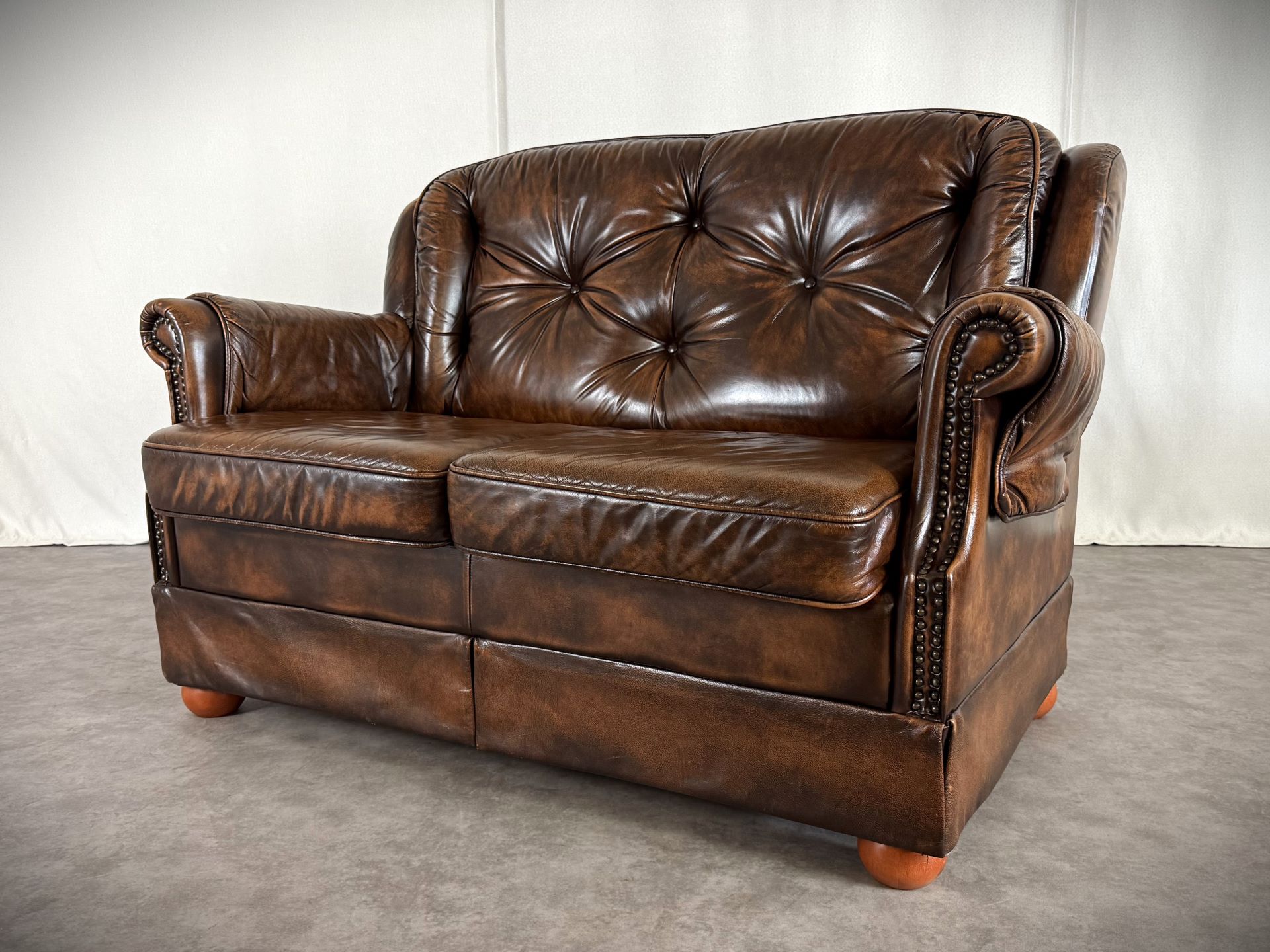 Vintage Möbel, Couch, Kommode, Hocker, Sessel, Sofa, Chesterfield, Chippendale, DeSede Sitzmöbel, Interior, Antik, Barock, Garnitur, Leder, Englische Möbel, Kolonialstil, Vintage, Design, Clubsessel, Wandbild, Portrait, Sekretär, Esstisch, Tisch, Holztisch, Marmortisch, shop, dress, clothes, online shop Vintage Möbel, Couch, Kommode, Hocker, Sessel, Sofa, Chesterfield, Chippendale, DeSede Sitzmöbel, Interior, Antik, Barock, Garnitur, Leder, Englische Möbel, Kolonialstil, Vintage, Design, Clubsessel, Wandbild, Portrait, Sekretär, Esstisch, Tisch, Holztisch, Marmortisch, shop, dress, clothes, online shop