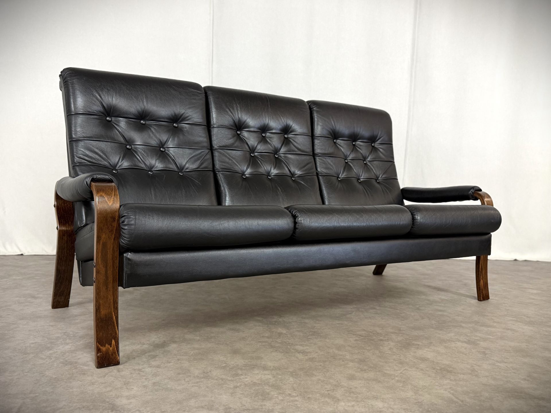 Vintage Möbel, Couch, Kommode, Hocker, Sessel, Sofa, Chesterfield, Chippendale, DeSede Sitzmöbel, Interior, Antik, Barock, Garnitur, Leder, Englische Möbel, Kolonialstil, Vintage, Design, Clubsessel, Wandbild, Portrait, Sekretär, Esstisch, Tisch, Holztisch, Marmortisch, shop, dress, clothes, online shop Vintage Möbel, Couch, Kommode, Hocker, Sessel, Sofa, Chesterfield, Chippendale, DeSede Sitzmöbel, Interior, Antik, Barock, Garnitur, Leder, Englische Möbel, Kolonialstil, Vintage, Design, Clubsessel, Wandbild, Portrait, Sekretär, Esstisch, Tisch, Holztisch, Marmortisch, shop, dress, clothes, online shop