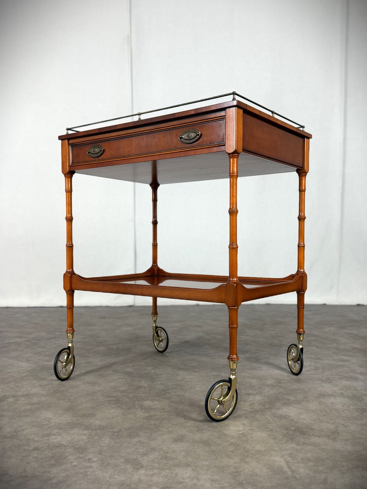 Vintage Möbel, Couch, Kommode, Hocker, Sessel, Sofa, Chesterfield, Chippendale, DeSede Sitzmöbel, Interior, Antik, Barock, Garnitur, Leder, Englische Möbel, Kolonialstil, Vintage, Design, Clubsessel, Wandbild, Portrait, Sekretär, Esstisch, Tisch, Holztisch, Marmortisch, shop, dress, clothes, online shop Vintage Möbel, Couch, Kommode, Hocker, Sessel, Sofa, Chesterfield, Chippendale, DeSede Sitzmöbel, Interior, Antik, Barock, Garnitur, Leder, Englische Möbel, Kolonialstil, Vintage, Design, Clubsessel, Wandbild, Portrait, Sekretär, Esstisch, Tisch, Holztisch, Marmortisch, shop, dress, clothes, online shop