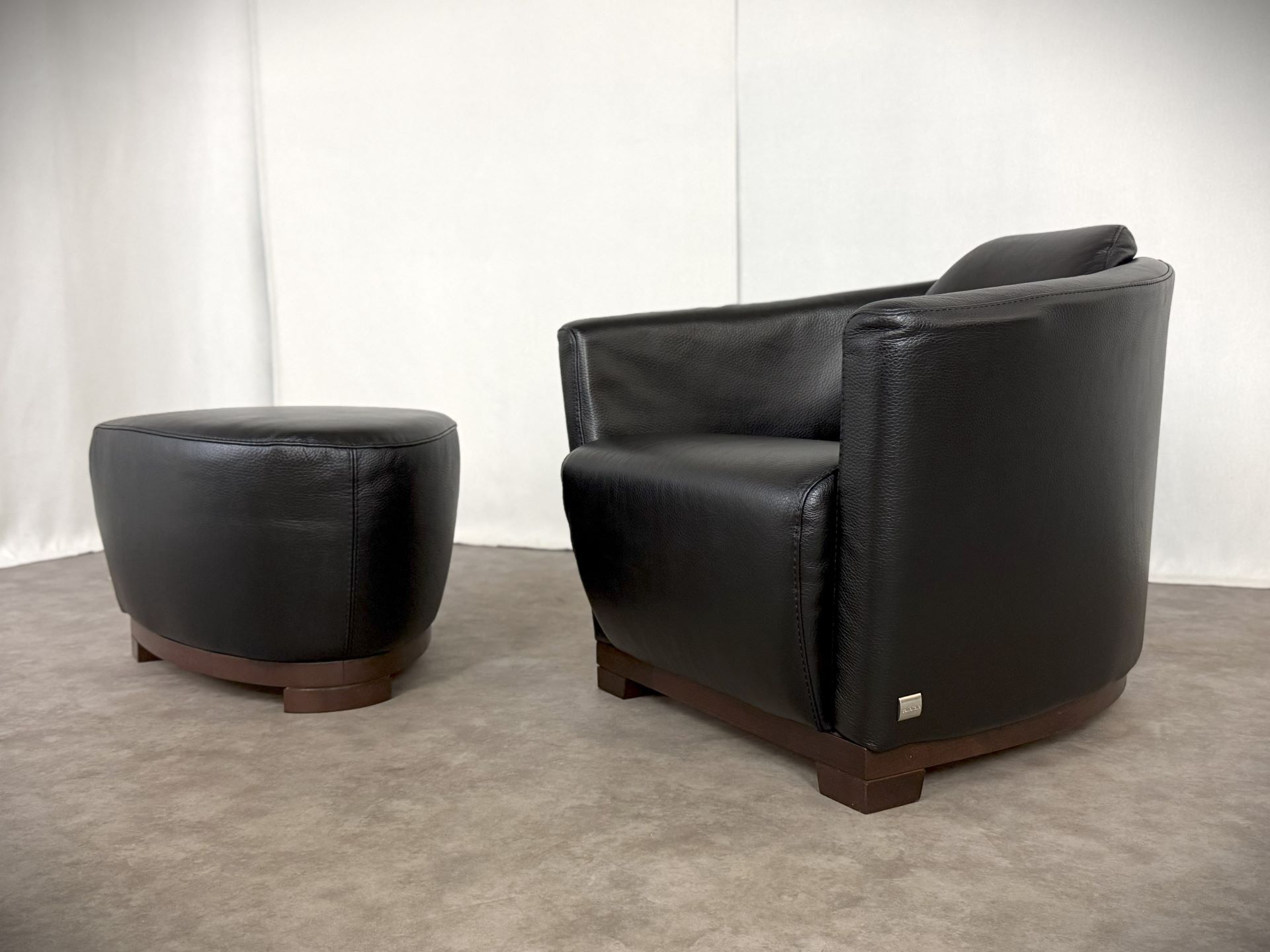 Vintage Möbel, Couch, Kommode, Hocker, Sessel, Sofa, Chesterfield, Chippendale, DeSede Sitzmöbel, Interior, Antik, Barock, Garnitur, Leder, Englische Möbel, Kolonialstil, Vintage, Design, Clubsessel, Wandbild, Portrait, Sekretär, Esstisch, Tisch, Holztisch, Marmortisch, shop, dress, clothes, online shop Vintage Möbel, Couch, Kommode, Hocker, Sessel, Sofa, Chesterfield, Chippendale, DeSede Sitzmöbel, Interior, Antik, Barock, Garnitur, Leder, Englische Möbel, Kolonialstil, Vintage, Design, Clubsessel, Wandbild, Portrait, Sekretär, Esstisch, Tisch, Holztisch, Marmortisch, shop, dress, clothes, online shop