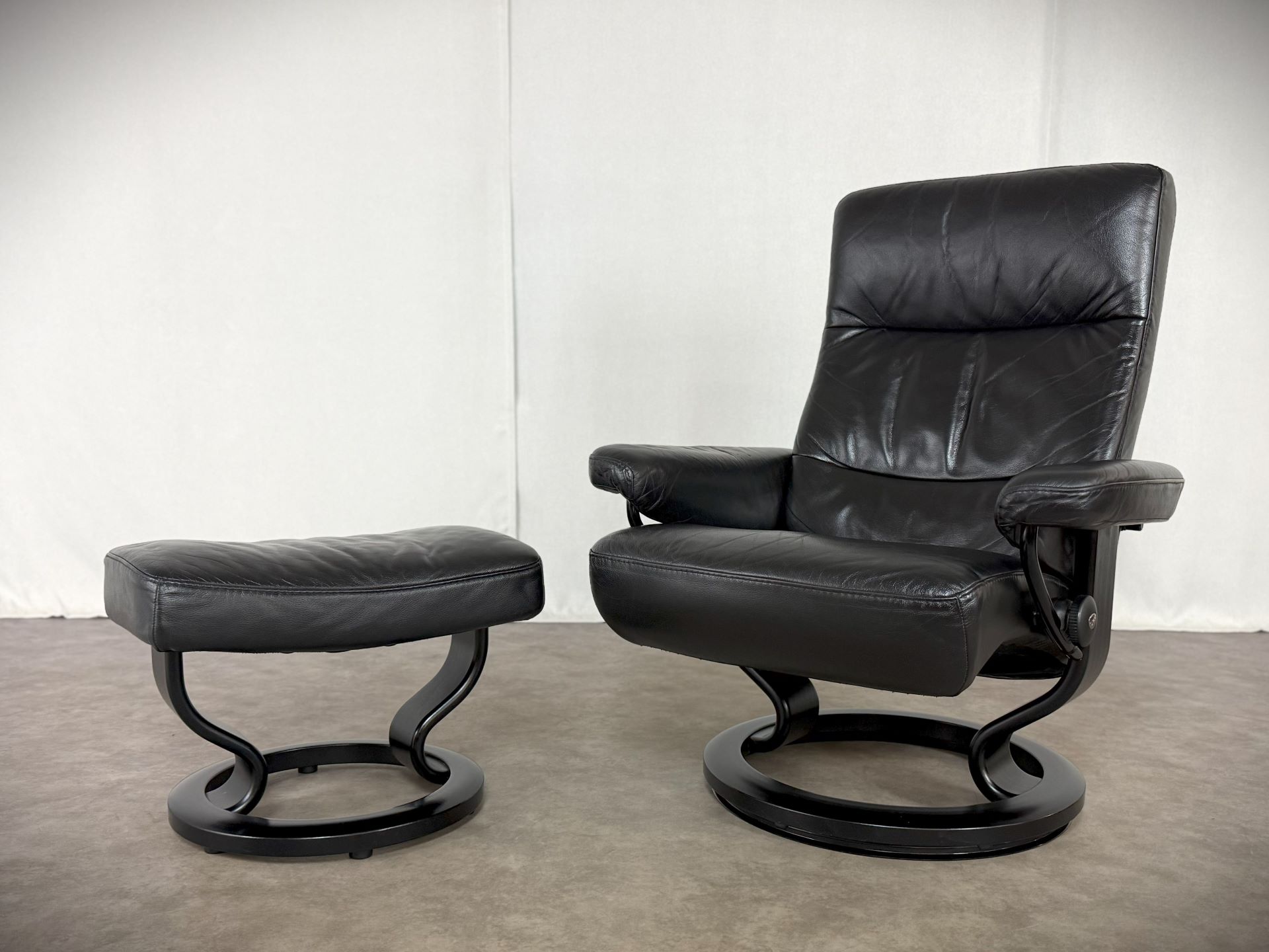 Vintage Möbel, Couch, Kommode, Hocker, Sessel, Sofa, Chesterfield, Chippendale, DeSede Sitzmöbel, Interior, Antik, Barock, Garnitur, Leder, Englische Möbel, Kolonialstil, Vintage, Design, Clubsessel, Wandbild, Portrait, Sekretär, Esstisch, Tisch, Holztisch, Marmortisch, shop, dress, clothes, online shop Vintage Möbel, Couch, Kommode, Hocker, Sessel, Sofa, Chesterfield, Chippendale, DeSede Sitzmöbel, Interior, Antik, Barock, Garnitur, Leder, Englische Möbel, Kolonialstil, Vintage, Design, Clubsessel, Wandbild, Portrait, Sekretär, Esstisch, Tisch, Holztisch, Marmortisch, shop, dress, clothes, online shop