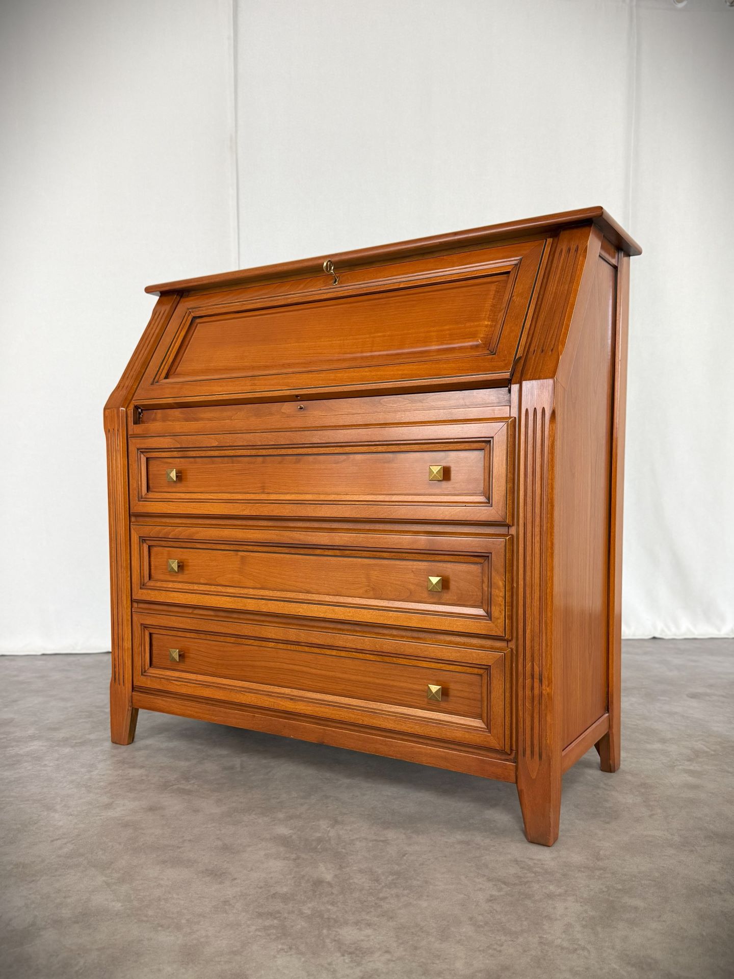 Vintage Möbel, Couch, Kommode, Hocker, Sessel, Sofa, Chesterfield, Chippendale, DeSede Sitzmöbel, Interior, Antik, Barock, Garnitur, Leder, Englische Möbel, Kolonialstil, Vintage, Design, Clubsessel, Wandbild, Portrait, Sekretär, Esstisch, Tisch, Holztisch, Marmortisch, shop, dress, clothes, online shop, boho, space-age Vintage Möbel, Couch, Kommode, Hocker, Sessel, Sofa, Chesterfield, Chippendale, DeSede Sitzmöbel, Interior, Antik, Barock, Garnitur, Leder, Englische Möbel, Kolonialstil, Vintage, Design, Clubsessel, Wandbild, Portrait, Sekretär, Esstisch, Tisch, Holztisch, Marmortisch, shop, dress, clothes, online shop, boho, space-age