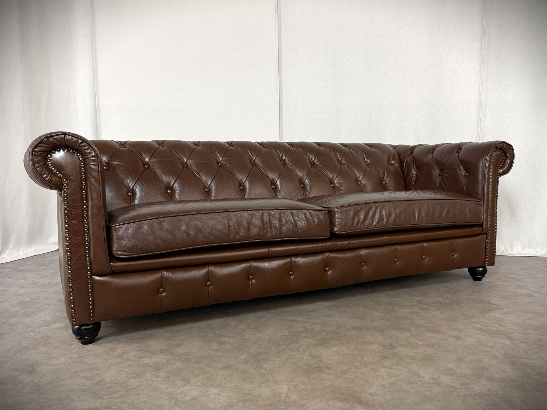 Vintage Möbel, Couch, Kommode, Hocker, Sessel, Sofa, Chesterfield, Chippendale, DeSede Sitzmöbel, Interior, Antik, Barock, Garnitur, Leder, Englische Möbel, Kolonialstil, Vintage, Design, Clubsessel, Wandbild, Portrait, Sekretär, Esstisch, Tisch, Holztisch, Marmortisch, shop, dress, clothes, online shop, boho, space-age, Machalke, KOINOR, De Sede, Lammhults, COR, Jori, LeoLux, Walter Knoll, Dauphin Vintage Möbel, Couch, Kommode, Hocker, Sessel, Sofa, Chesterfield, Chippendale, DeSede Sitzmöbel, Interior, Antik, Barock, Garnitur, Leder, Englische Möbel, Kolonialstil, Vintage, Design, Clubsessel, Wandbild, Portrait, Sekretär, Esstisch, Tisch, Holztisch, Marmortisch, shop, dress, clothes, online shop, boho, space-age, Machalke, KOINOR, De Sede, Lammhults, COR, Jori, LeoLux, Walter Knoll, Dauphin