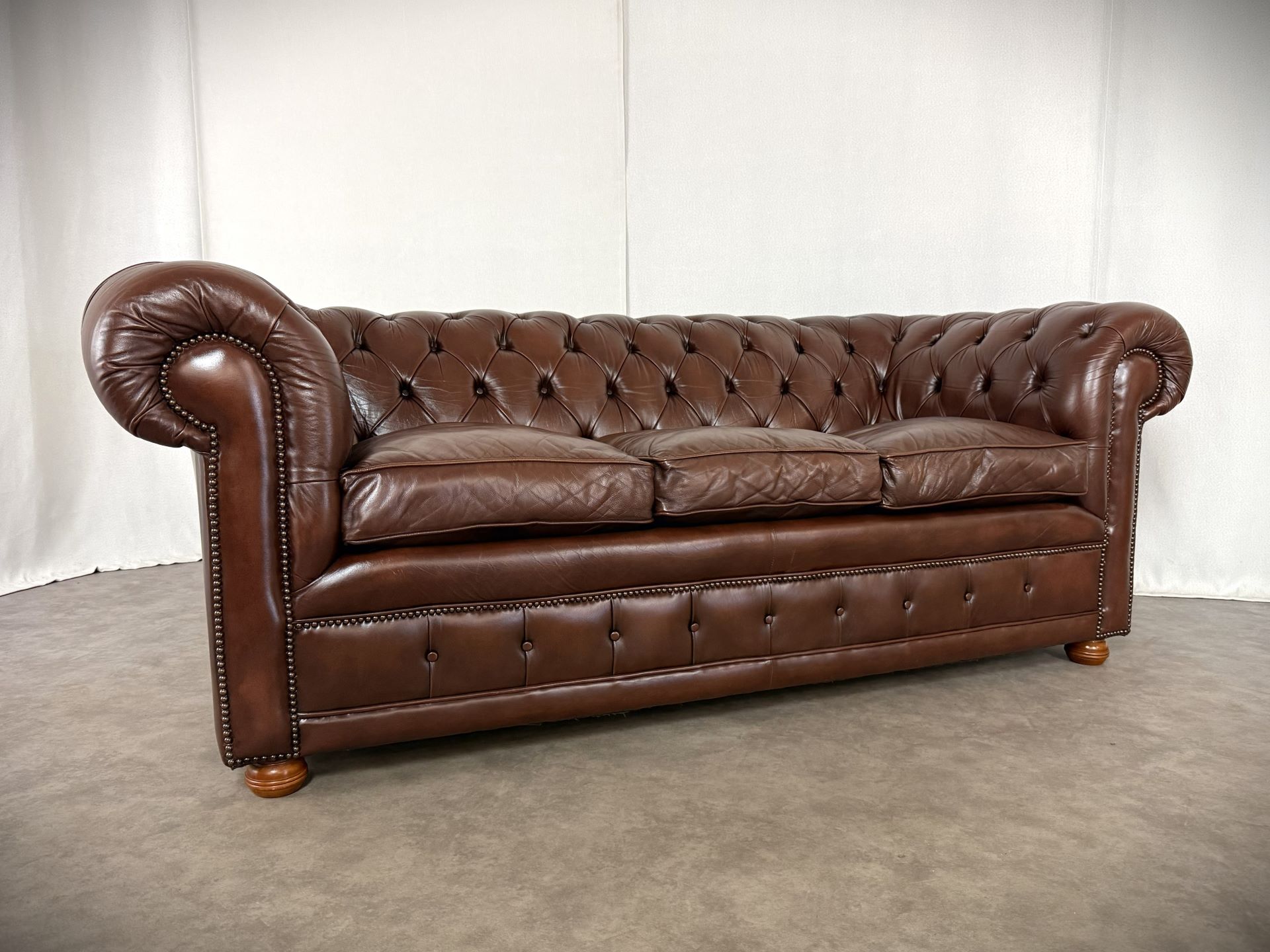 Vintage Möbel, Couch, Kommode, Hocker, Sessel, Sofa, Chesterfield, Chippendale, DeSede Sitzmöbel, Interior, Antik, Barock, Garnitur, Leder, Englische Möbel, Kolonialstil, Vintage, Design, Clubsessel, Wandbild, Portrait, Sekretär, Esstisch, Tisch, Holztisch, Marmortisch, shop, dress, clothes, online shop, boho, space-age, Machalke, KOINOR, De Sede, Lammhults, COR, Jori, LeoLux, Walter Knoll, Dauphin Vintage Möbel, Couch, Kommode, Hocker, Sessel, Sofa, Chesterfield, Chippendale, DeSede Sitzmöbel, Interior, Antik, Barock, Garnitur, Leder, Englische Möbel, Kolonialstil, Vintage, Design, Clubsessel, Wandbild, Portrait, Sekretär, Esstisch, Tisch, Holztisch, Marmortisch, shop, dress, clothes, online shop, boho, space-age, Machalke, KOINOR, De Sede, Lammhults, COR, Jori, LeoLux, Walter Knoll, Dauphin