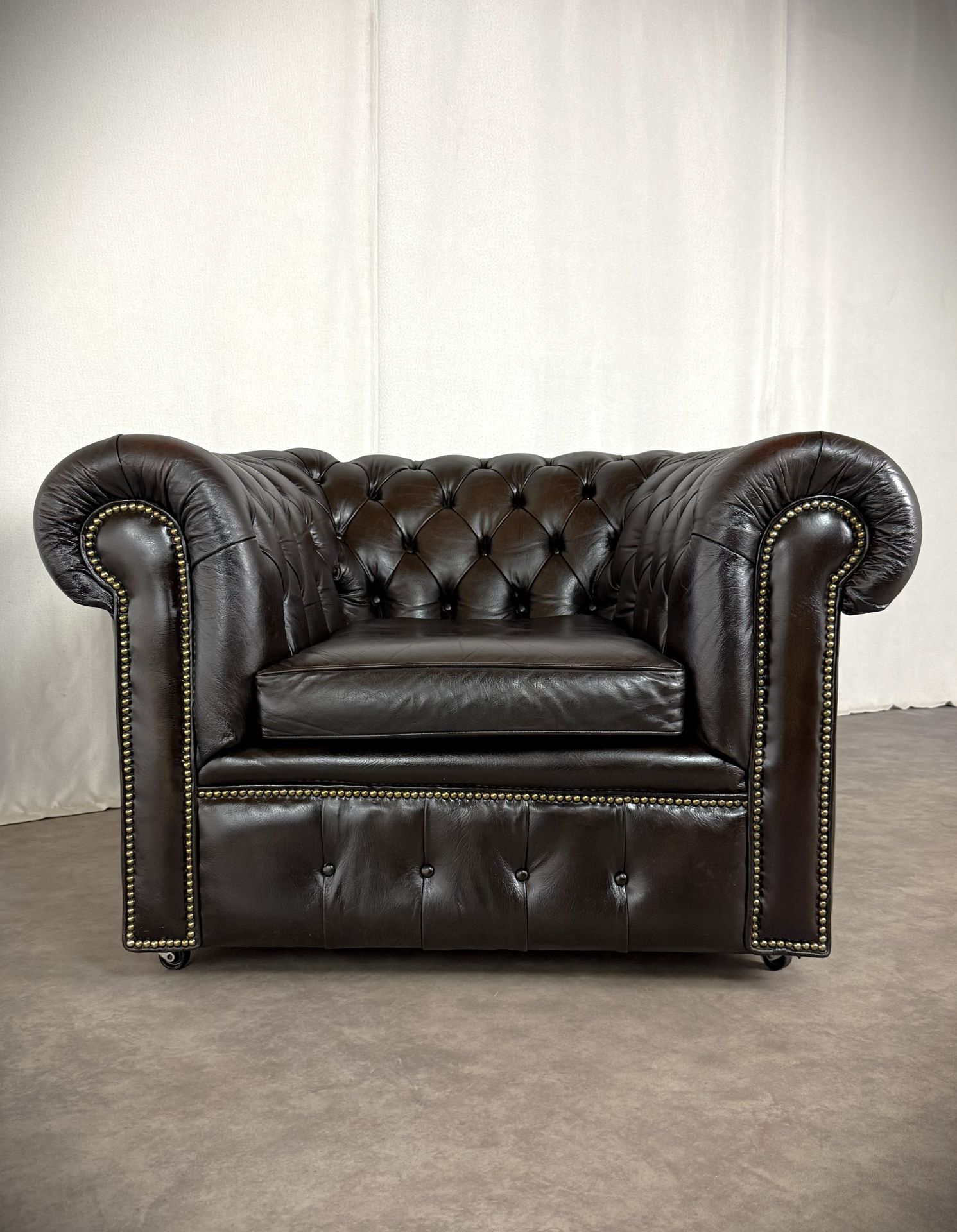 Vintage Möbel, Couch, Kommode, Hocker, Sessel, Sofa, Chesterfield, Chippendale, DeSede Sitzmöbel, Interior, Antik, Barock, Garnitur, Leder, Englische Möbel, Kolonialstil, Vintage, Design, Clubsessel, Wandbild, Portrait, Sekretär, Esstisch, Tisch, Holztisch, Marmortisch, shop, dress, clothes, online shop, boho, space-age, Machalke, KOINOR, De Sede, Lammhults, COR, Jori, LeoLux, Walter Knoll, Dauphin Vintage Möbel, Couch, Kommode, Hocker, Sessel, Sofa, Chesterfield, Chippendale, DeSede Sitzmöbel, Interior, Antik, Barock, Garnitur, Leder, Englische Möbel, Kolonialstil, Vintage, Design, Clubsessel, Wandbild, Portrait, Sekretär, Esstisch, Tisch, Holztisch, Marmortisch, shop, dress, clothes, online shop, boho, space-age, Machalke, KOINOR, De Sede, Lammhults, COR, Jori, LeoLux, Walter Knoll, Dauphin